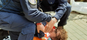 Устроил навозный перфоманс: под посольством РБ задержали белорусского активиста