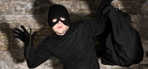 Не прошел мимо: в Киеве прохожий задержал грабителя пенсионерки