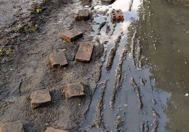 Жители Полтавы "починили" разбитый тротуар. Фото: https://t.me/u_poltavi