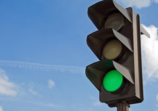 Светофор на перекрестке улиц Мира и Сакко демонтируют. Фото:https://www.iphones.ru/