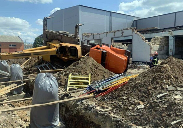 В Полтаве рухнул строительный кран. Фото: ГУ Нацполиции Полтавщины