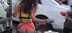 Пена и тверк: в центре Днепра полуголые девушки мыли машины и трамвай (видео)