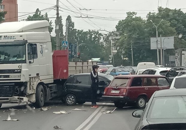 В Полтаве столкнулись грузовик и две легковушки. Фото: https://t.me/v_plt