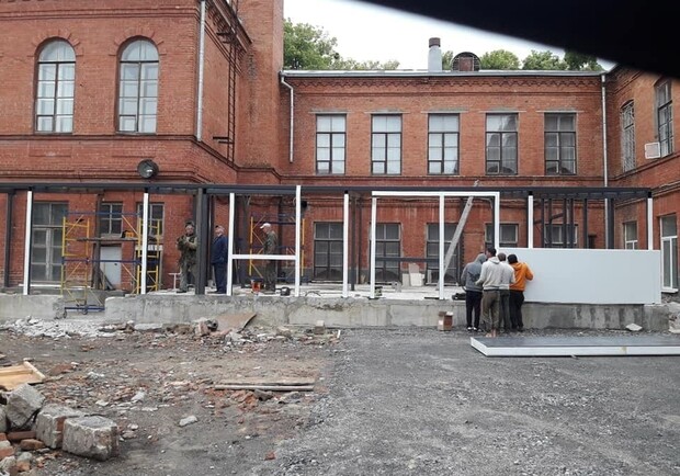В Полтаве вплотную у колледжа строят летнюю площадку кафе. Фото:https://www.facebook.com/yuliya.bobur