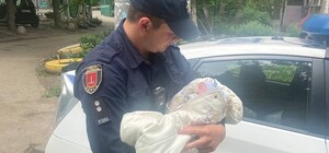 Падала и ругалась: в Одессе задержали пьяную мать с двухмесячным младенцем 