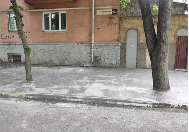 Кто и зачем замуровал в бетон деревья на Европейской. Фото: @poltava_shosho