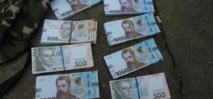 Купился на объявление: киевлянин обменял 20 тысяч долларов на сувенирные гривны
