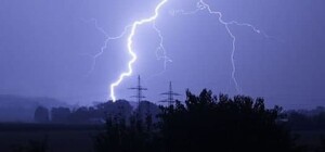 Притянул телефон в кармане: под Харьковом молнией убило мужчину, который вышел в сад