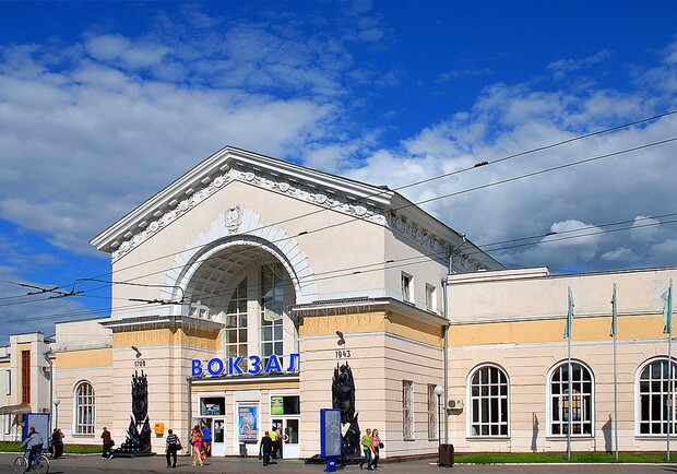 Площади ж/д вокзала в Полтаве сдают в аренду. Фото: upload.wikimedia.org