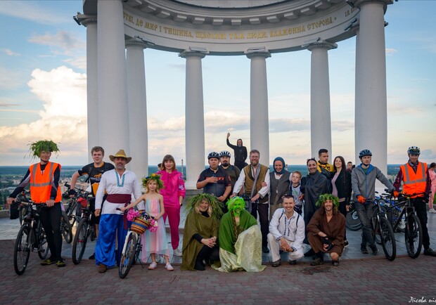 Герои "Лесной песни" прокатились на велосипедах по Полтаве. Фото: velopoltava.org