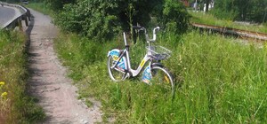 Руки чесались: на Оболони неизвестные испортили велосипеды прокатного сервиса