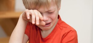 Рану зашивали: в Днепре мальчик порезался об ограждение вентиляторов магазина АТБ