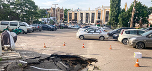 Осторожно: на парковке у морского порта образовался огромный провал