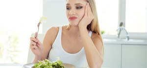 Необычный ингредиент: в Днепре девушке доставили блюдо с большим жуком