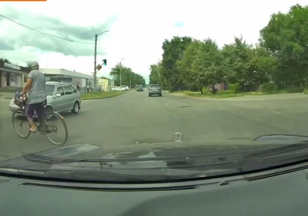 В Полтаве пенсионерка-велосипедистка попала под машину. Фото: скрин с видео. Автор  Игорь Гетало