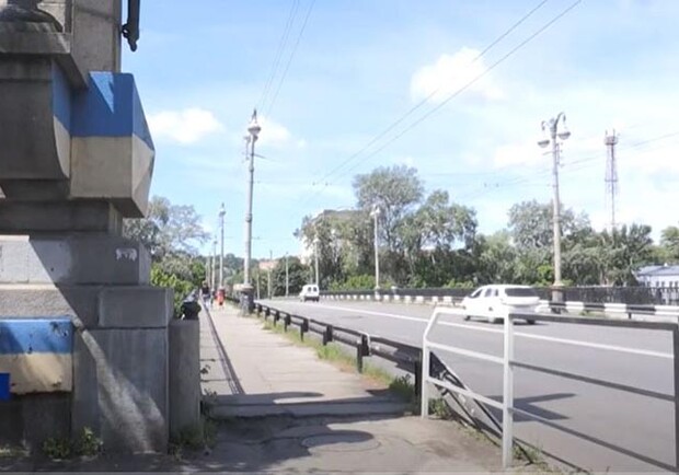 Мост возле Южного вокзала может накрениться. Фото: скрин с видео PTV