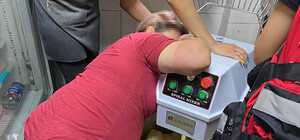 Едва не лишилась руки: в Днепре женщина застряла в тестомешалке