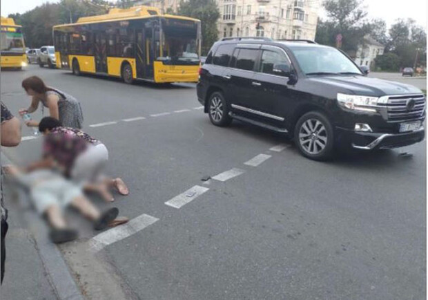 В Полтаве Toyota Land Cruiser сбил пешеходов на переходе. Фото: leksandr_makarenko_