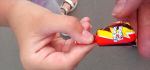 Предупредите детей: в Днепре раздают странные конфеты