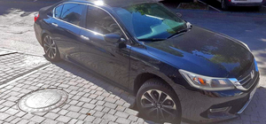 Заезжал во двор: в Днепре под автомобилем провалилась земля