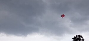 Двойной экстрим: на Оболони мужчину на парашюте унесло ветром в небо