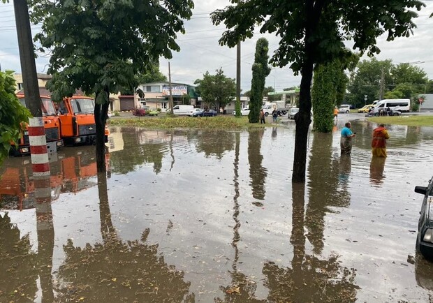 Затонувший КамАЗ и толпы на остановках: последствия ночного урагана в Одессе (обновлется)