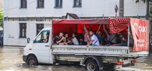Бизнес на человеческой беде: с одесситов просят по 100 гривен за проезд через потоп