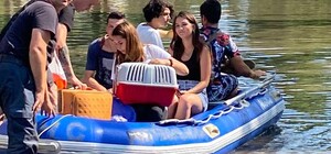 Застряли в маршрутке: одесские спасатели вывозили туристов с детьми на лодке 