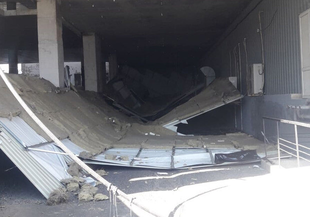 В ТРЦ "Киев" рухнула обшивка потолка - пострадали машины. Фото: pl.npu.gov.ua