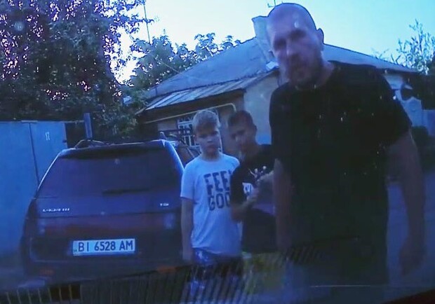 Установлена личность мужчины, который лопатой разбил стекло авто. Фото: скриншот из видео https://t.me/fontan1000000