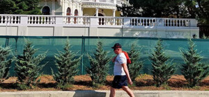 В Одессе богач перекрыл тротуар своим владением: идти нужно по дороге 