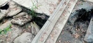 Жуть: на Чаплинском кладбище размыло могилы и появился трупный запах