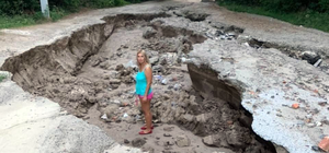 Яма глубиной с рост человека: возле Чаплинского кладбища размыло дорогу