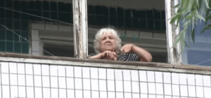 Утюг, тапок и посуда: на Теремках женщина в возрасте устроила 