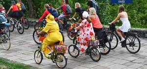 В юбках и на двух колесах: в центре Киева состоялся женский велопробег