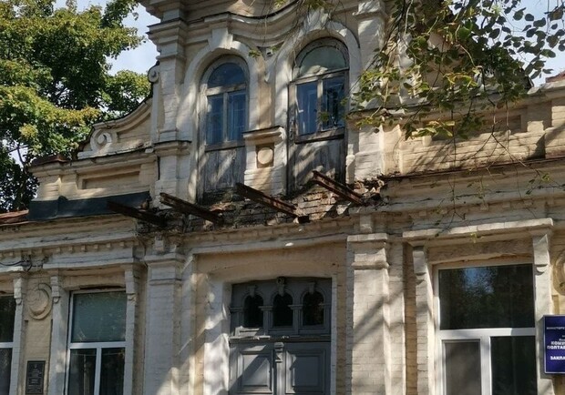 В пасторском доме демонтировали балкон. Фото: https://t.me/novyny_zhkh_plt