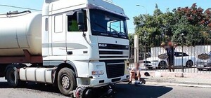 В Одессе мопед попал под колеса грузовика: пассажир погиб, водитель пострадал 