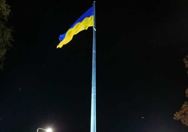 В Полтаве ночью поднимали самый большой флаг в области. Фото:https://t.me/ptvua