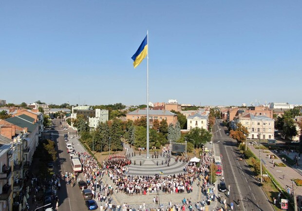В Полтаве подняли самый большой флаг Украины. Фото: poltava.to