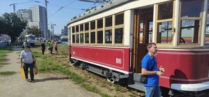 Фотофакт: в Харькове сошел с рельсов ретро-трамвай