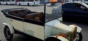 Сколько стоит: в Днепре можно покататься на столетнем ретро-кабриолете