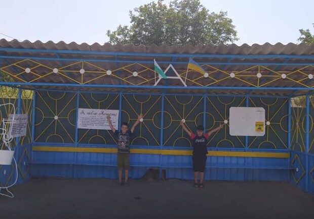 В "Ивонченцах" жители своими силами отремонтировали остановку. Фото: https://kolo.news