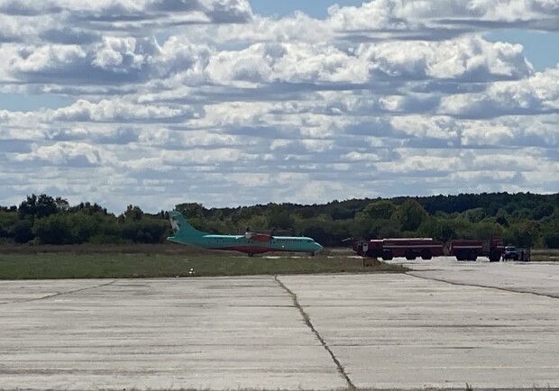 В аэропорту Полтавы заблокировали самолет с Левочкиным. Фото: https://t.me/fontan1000000