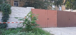 Как на даче: в центре Днепра к многоэтажке пристроили 