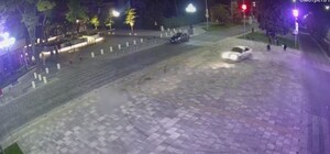 Ума палата: на площади Шевченко дрифтовали автомобилисты (видео)