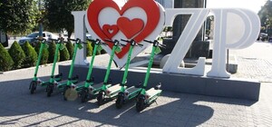 Слов нет: в Запорожье угнали прокатный электросамокат (видео)