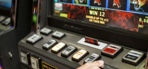 Маскируются: на Оболони заметили игровой автомат, похожий на платежный терминал