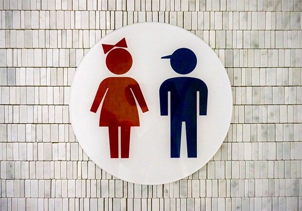 В школе №44 шторы на кабинках в туалете заменили дверями. Фото: nippon.com