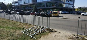 Настойчиво: на проспекте Поля третий раз ломают забор на 