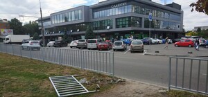 Не опять, а снова: в Днепре сломали ограждение возле ТЦ 